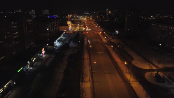 Blick von der Höhe auf die beleuchteten vielbefahrenen Straßen und nächtlichen, mehrstöckigen Häuser. Ukraine — Stockvideo