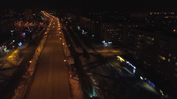 Blick von der Höhe auf die beleuchteten vielbefahrenen Straßen und nächtlichen, mehrstöckigen Häuser. Ukraine — Stockvideo