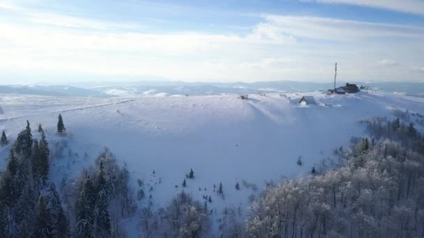 Vuelo sobre la estación de investigación en la cima de las montañas Cárpatos cubiertas de nieve. Clima frío claro — Vídeos de Stock