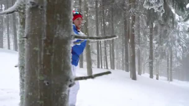 Lonely tourist tjej går på en vinter snötäckta barrskog i bergen. Frost — Stockvideo