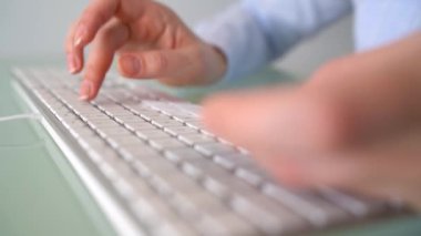 Kadın tarafından Internet üzerinde kredi kartı satın öder. Klavyede yazarak office işçisi kadın. Online ödeme kavramı