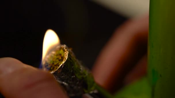 Kouření vodní bong, nelegálních návykových látek — Stock video