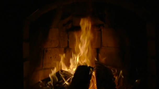 Fire in a fireplace. Slow motion — Stock Video