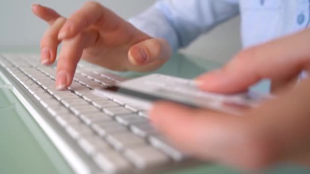 La mujer paga con tarjeta de crédito en Internet. Trabajadora de oficina escribiendo en el teclado. Concepto de pago online — Vídeos de Stock