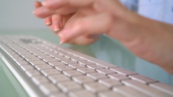 Woman office worker typing on the keyboard — Stock Video