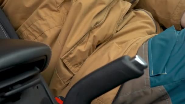 Manlig hand infästning bil säkerhet säkerhetsbältet när du sitter inne i fordonet innan körning — Stockvideo
