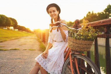 Güneş çiçekleri ile onun bisiklet üzerinde oturan genç güzel kadın
