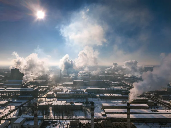 Вид с воздуха на дымовую трубу завода - Нефтеперерабатывающий завод, нефтехимическая промышленность — стоковое фото