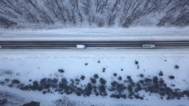 Havadan görünümü kış orman yolu sürüş arabalar. Doğal kış manzarası