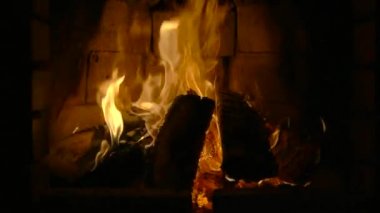 Şöminede ateş.