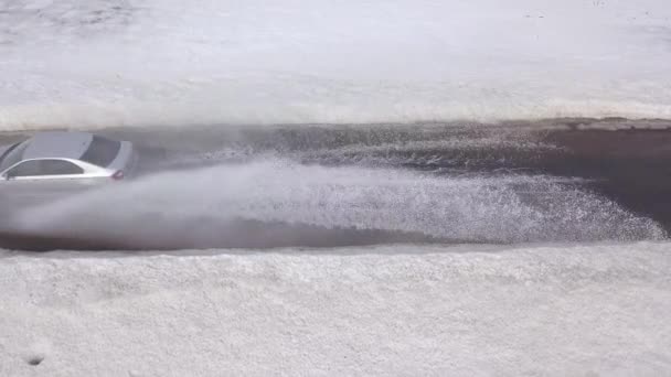 Vue aérienne sur la voiture conduit à travers une flaque d'eau à grande vitesse — Video