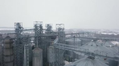 Uçuş tahıl ambarları ve asansörler veya kış arka plan üzerinde petrol depolama altında