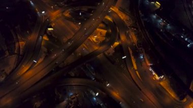 Gece, farklı hızda çevre yolu Kavşağı üzerinde trafik havadan görünümü aşağı dikey üst