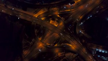 Çevre yolu Kavşağı geceleri üzerinde trafik havadan görünümü aşağı dikey üst