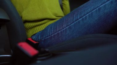 El araba emniyet kemeri sürüş önce araç içinde otururken tespit etmek