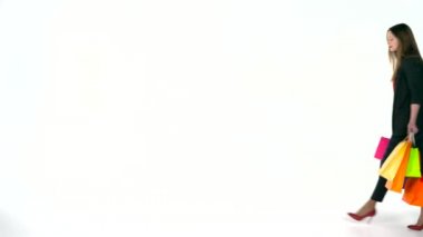 Kadın müşteri çok renkli alışveriş torbaları Studio beyaz arka plan üzerinde tutarak. Lets go alışveriş kavramı