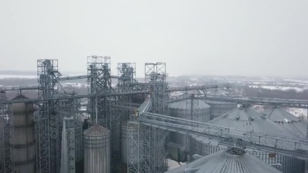 穀倉とエレベーターや冬の背景に石油の貯蔵による飛行 — ストック動画
