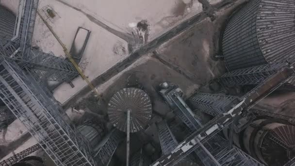 Політ під зерносховищами та ліфтами або зберігання нафти на зимовому тлі — стокове відео
