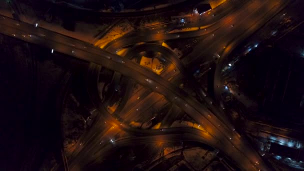 Vertikal uppifrån Flygfoto över trafiken på motorvägen interchange på natten, olika hastighet — Stockvideo