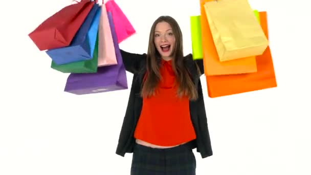 Ženské shopper drží vícebarevné tašky na bílém pozadí ve studiu. Pojďme nákupní koncept — Stock video