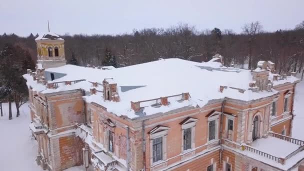 Вид с воздуха на старый заброшенный усадьбу в пустыне зимний пейзаж — стоковое видео