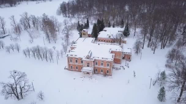 Вид с воздуха на старый заброшенный усадьбу в пустыне зимний пейзаж — стоковое видео