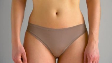 Kadın karnında aşırı yağ kneads