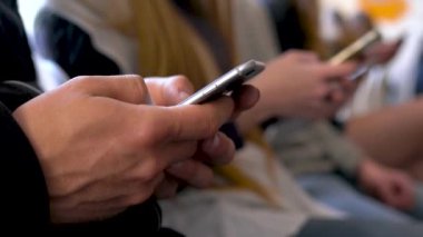 Bir grup insan birbirleriyle iletişim kurmak yerine bir kafede cep telefonları kullanın