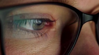 Monitörde seyir ve Internet'te sörf gözlüklü kadın. Monitör ekran Gözlükte yansıtılır