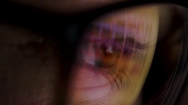 Monitörde seyir ve Internet'te sörf gözlüklü kadın. Monitör ekran Gözlükte yansıtılır