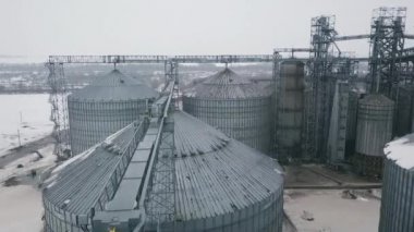 Uçuş tahıl ambarları ve asansörler veya kış arka plan üzerinde petrol depolama altında
