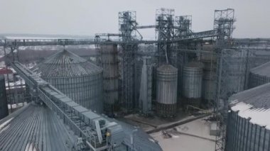 Uçuş tahıl ambarları ve asansörler veya kış arka plan üzerinde petrol depolama altında