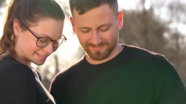 Bir film kamerası üzerinde kendilerini fotoğraf çekme aşık genç Çift