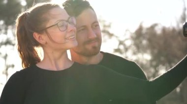 Bir film kamerası üzerinde kendilerini fotoğraf çekme aşık genç Çift
