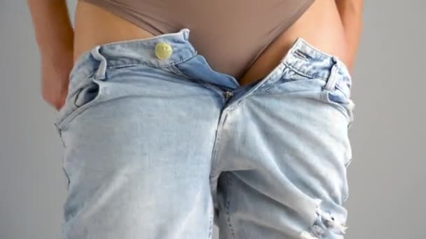 Donna in biancheria intima rossa tira su jeans blu — Video Stock