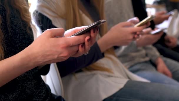 Grupo de personas utilizan teléfonos móviles en un café en lugar de comunicarse entre sí — Vídeos de Stock