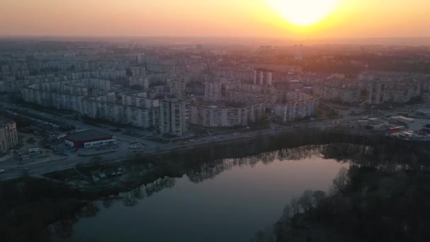 Вид з повітря на типові будівлі спальної зони на заході сонця — стокове відео