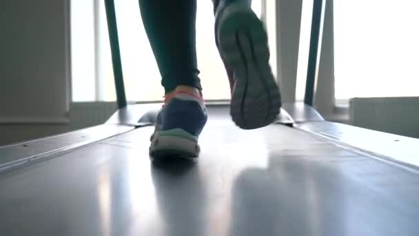 Femme courant sur tapis roulant en salle de gym, au ralenti — Video