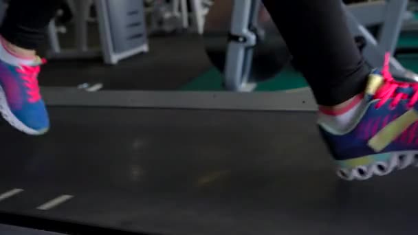 Kvinna kör på löpbandet i gym — Stockvideo