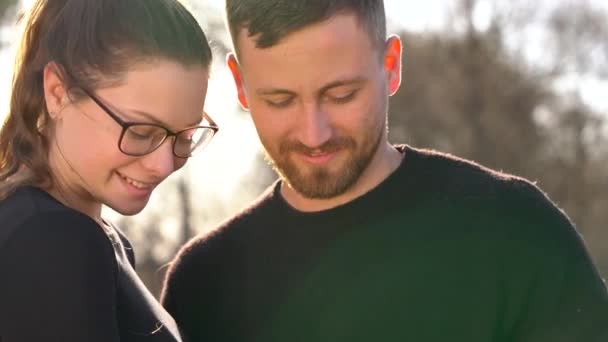 Junges verliebtes Paar fotografiert sich selbst vor einer Filmkamera — Stockvideo