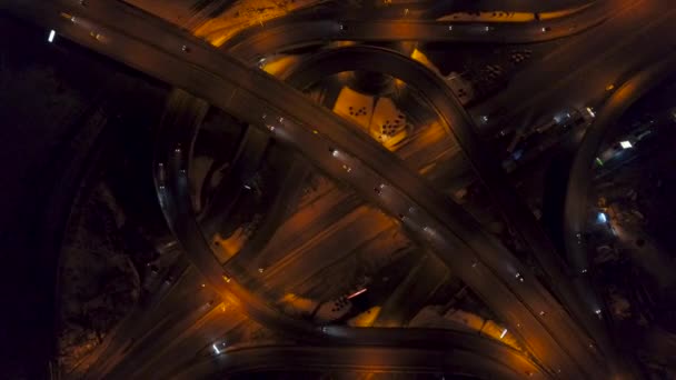 Vista aerea verticale dall'alto verso il basso del traffico sullo svincolo autostradale di notte, velocità rapida — Video Stock