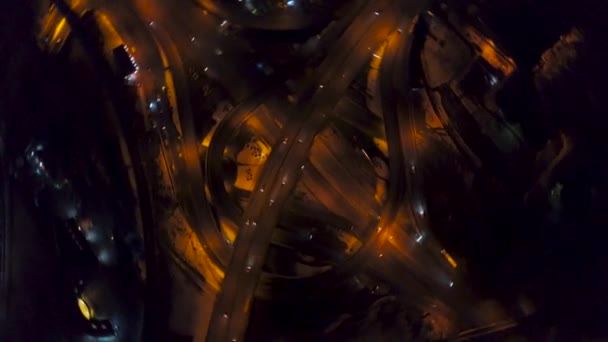 Vertical de cima para baixo vista aérea do tráfego na auto-estrada de intercâmbio à noite — Vídeo de Stock