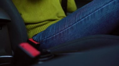 El araba emniyet kemeri sürüş önce araç içinde otururken tespit etmek