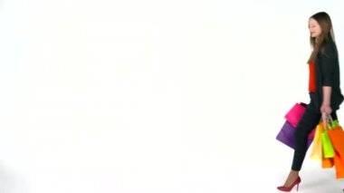 Kadın müşteri çok renkli alışveriş torbaları Studio beyaz arka plan üzerinde tutarak. Lets go alışveriş kavramı