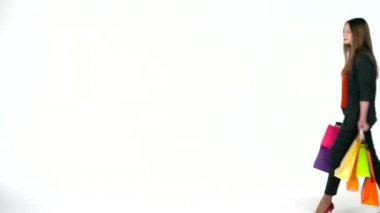 Kadın müşteri çok renkli alışveriş torbaları Studio beyaz arka plan üzerinde tutarak. Lets go alışveriş kavramı