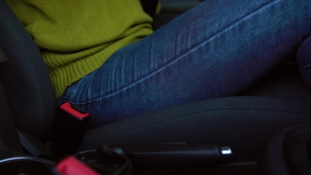 Женская рука пристегивает ремень безопасности автомобиля, сидя внутри автомобиля перед вождением — стоковое видео