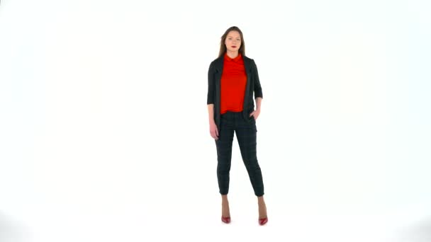 Femme dans le studio sur un fond blanc montre des gestes. Espace de copie pour le texte 