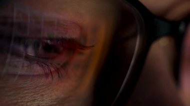 Monitörde seyir ve Internet'te sörf gözlüklü kadın. Monitör ekran Gözlükte yansıtılır