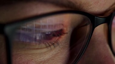 Monitörde seyir ve Internet'te sörf gözlüklü kadın. Monitör ekran Gözlükte yansıtılır