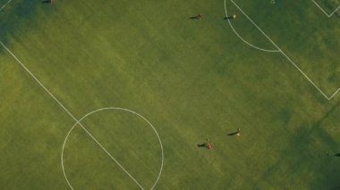 Futbol takımının üst görünümden futbol sahasındaki gün pratik havadan görünümü